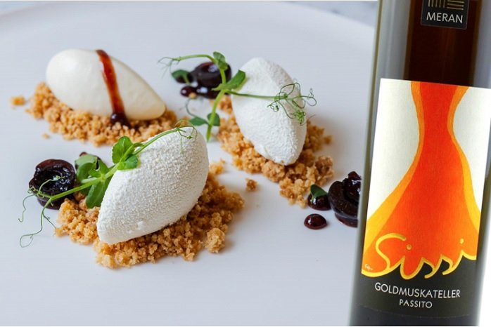Mousse di ricotta, amarene e croccante alla vaniglia e Mitterberg Bianco Passito Sissi 2019 Cantina Merano