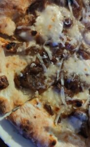 Pizza con i funghi porcini