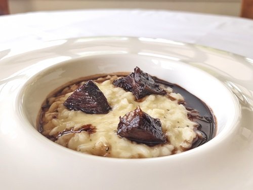 Risotto al limone fermentato, tequila, rosmarino e asado al vino rosso