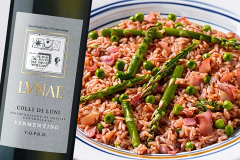 Riso rosso selvaggio con asparagi, piselli e prosciutto di Praga croccante e Colli di Luni Vermentino Etichetta Grigia 2022 Cantine Lunae