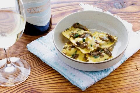 Ravioli di branzino e Colli Piacentini Malvasia Baciamano Mossi 1558