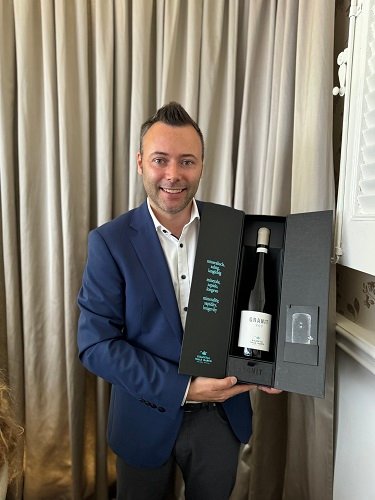 Armin Gratl, il direttore generale di Cantina Valle Isarco con Granit 960