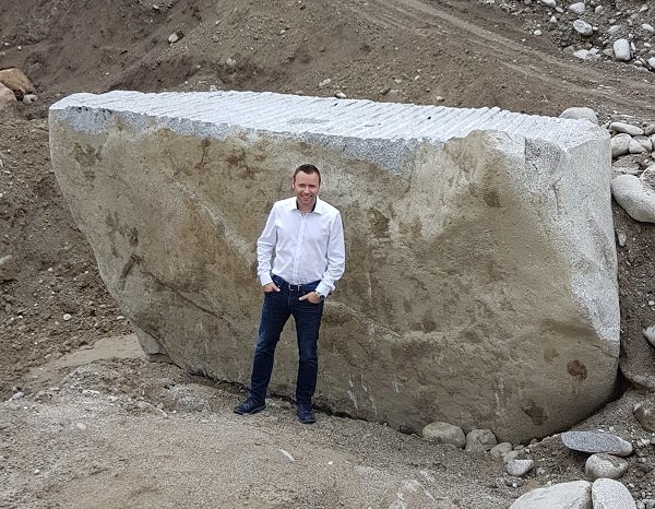 Il blocco di granito e Armin Gratl, direttore della Cantina Valle Isarco