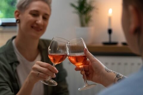Brindisi con vino rosato