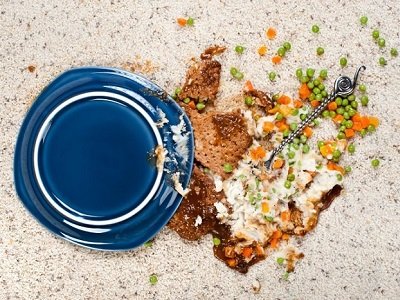 Piatto caduto, cena in piedi