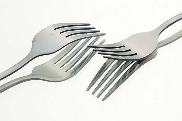 Pasta, coppia di forchette con riflesso