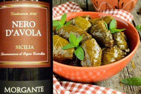 Involtini di foglie di vie e Sicilia Nero d’Avola 2022 Morgante