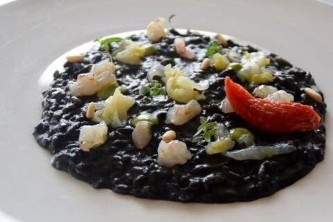 Ristorante Volver, Risotto Acquerello con nero di seppia, tartare di gamberi rosa e seppie marinate
