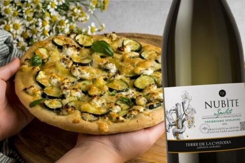 Pizza bianca con zucchine, cipolla e mozzarella e Spoleto Trebbiano Spoletino Nubite Terre de la Custodia