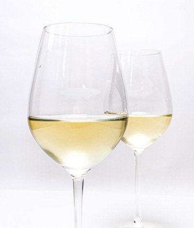 La Ponca, glasses of white wine