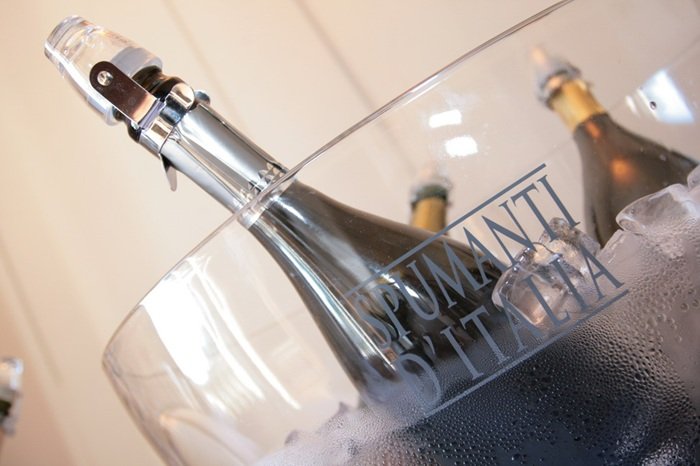 Glacette con bottiglia spumante italiano