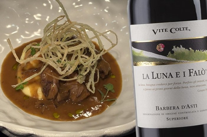 Guancetta di maialino brasato al vino rosso e Barbera d'Asti Superiore La Luna e i Falò 2023 Vite Colte