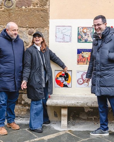 L’attrice Paola Minaccioni tra il sindaco di Montalcino Silvio Franceschelli e il presidente del Consorzio Giacomo Bartolommei. La mattonella commemorativa quest’anno è una mattonella di denuncia, realizzata con la Fondazione Una Nessuna Centomila.