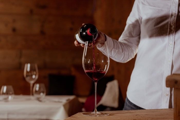 Bottega Vini Cortina, servizio vino