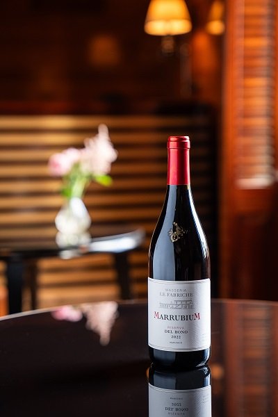Masseria Le Fabriche MarrubiuM bottiglia ambientata
