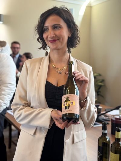 NIetta Iannella con la Falanghina Intus