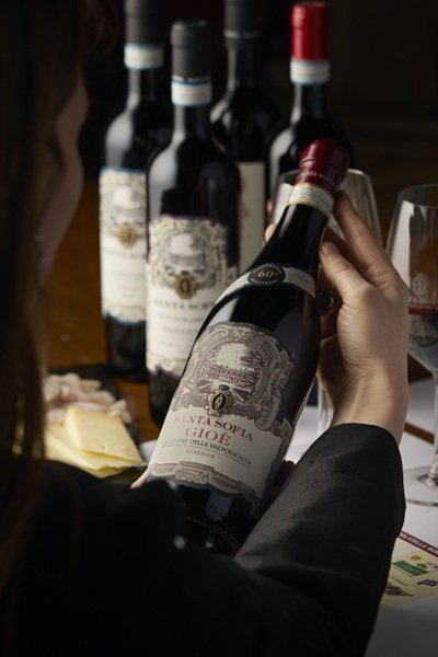 Santa Sofia Amarone della Valpolicella Classico Gioe 60 anniversario ambientato