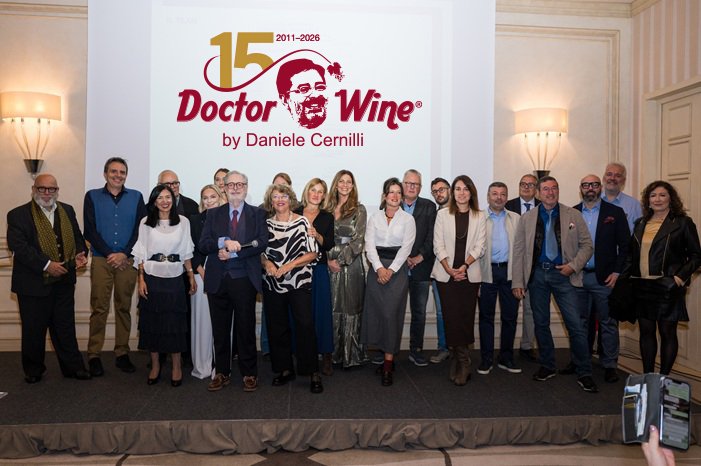 DoctorWine il team 2025 con logo 15 anni di DoctorWine