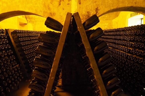 grande-franciacorta-bottiglie-in-cantina Grande Franciacorta, bottiglie di metodo classico sulle pupitres