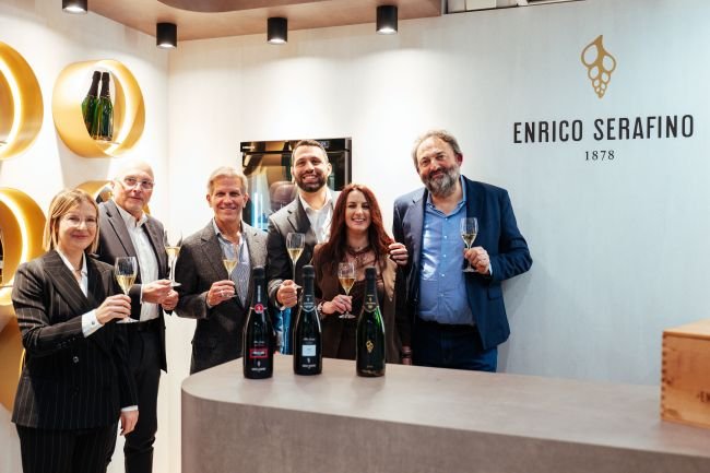 Giulia Bettagno, Head of Wine Krause Group; Lino Lanfrancone, Direttore Commerciale Enrico Serafino; Kyle J. Krause, Presidente Krause Group; Tommaso Bellisola, DTC Manager Krause Group Italia; Francesca Risso, Marketing & Communication Manager Enrico Serafino; Paolo Giacosa, enologo Enrico Serafino.