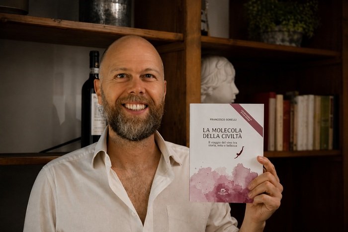 Francesco Sorelli con La molecola della civiltà libro vino