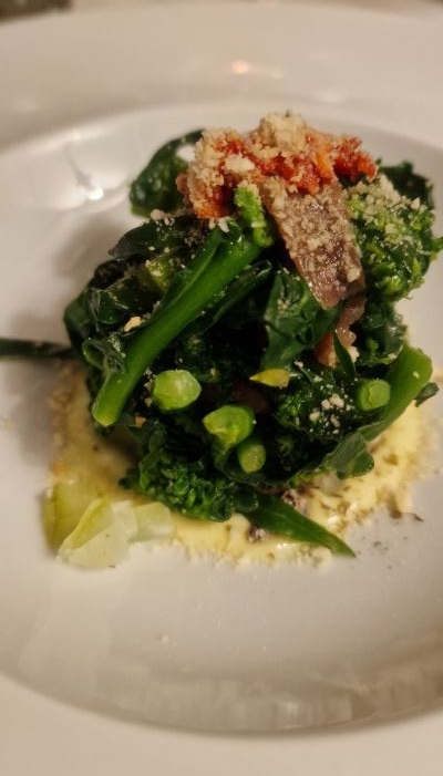 acciughe del Cantabrico, mugnoli selvatici, cedro, polvere di cappero e salsa al tuorlo