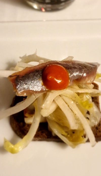 Sarde affumicate, pane di segale, indivia cotta e cruda, quartirolo e salsa ai datterini
