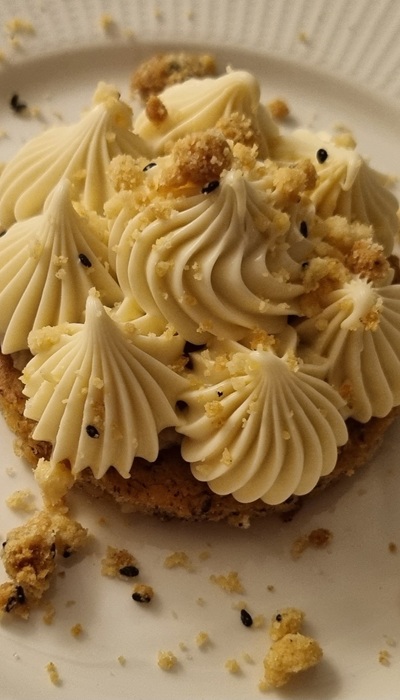 Biscotto e meringa alle nocciole e cristalli di menta