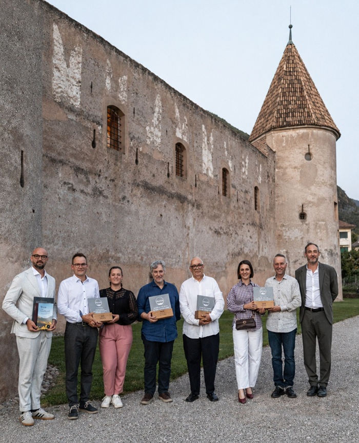 foto: Credits: Vini Alto Adige/Armin Huber:da sinistra a destra: Eduard Bernhart (direttore Vini Alto Adige), Valentin e Julia Rabanser (Rifugio Feltuner Hütte), Gianni Fabrizio, Dario Cappelloni, Angelika e Hartmann Varesco (Locanda Kürbishof), Andreas Kofler (presidente Vini Alto Adige)